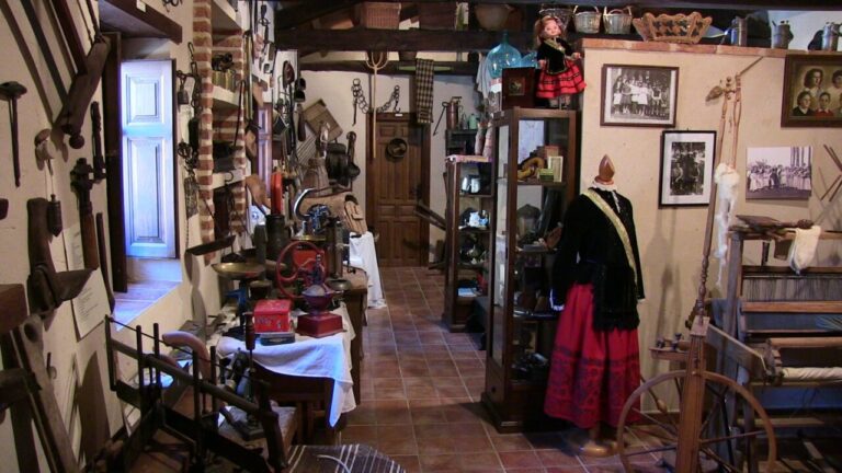 Interior del Museo Etnográfico La Calceta con objetos tradicionales