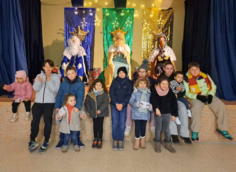 Niños y adultos disfrutando de la Noche de Reyes en Hornillos de Cerrato