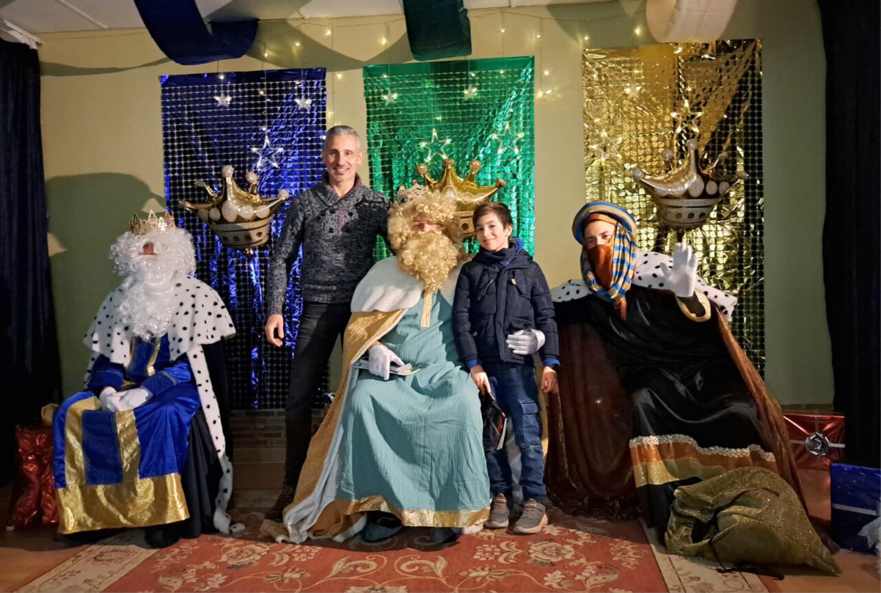 Visita de los Reyes Magos en Hornillos de Cerrato con un niño