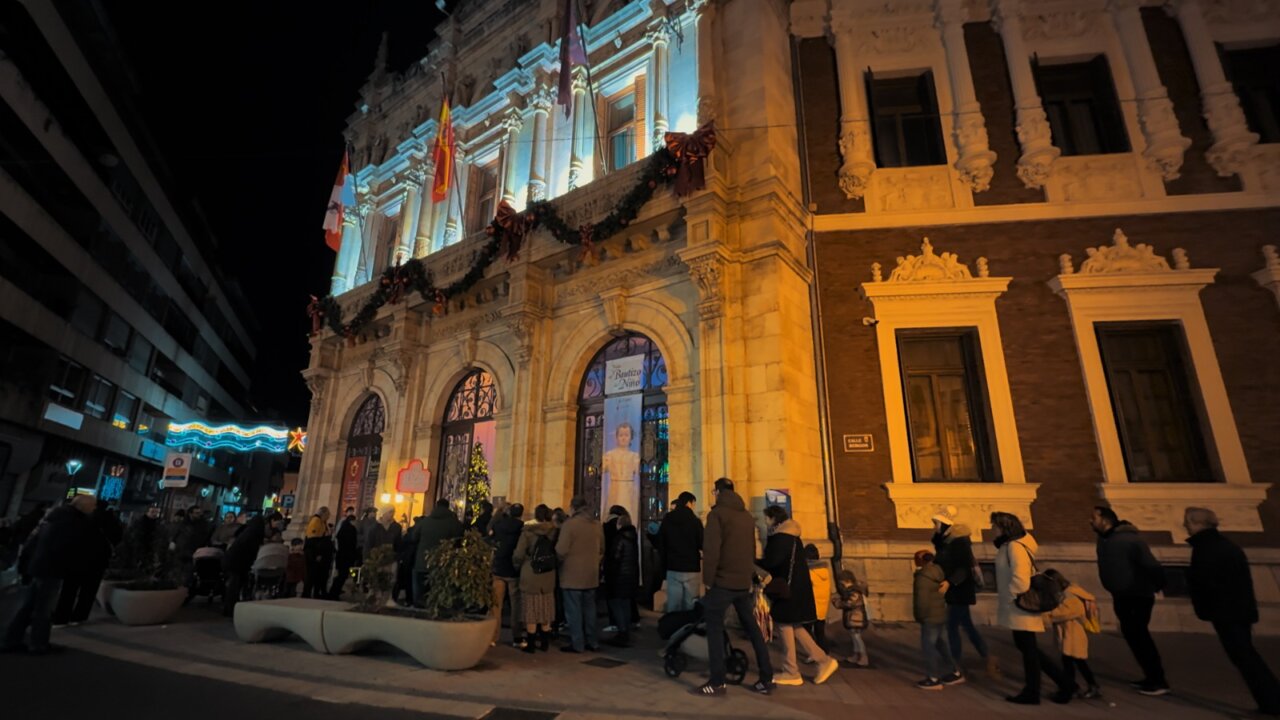 Exterior del Palacio de la Diputación de Palencia decorado para Navidad