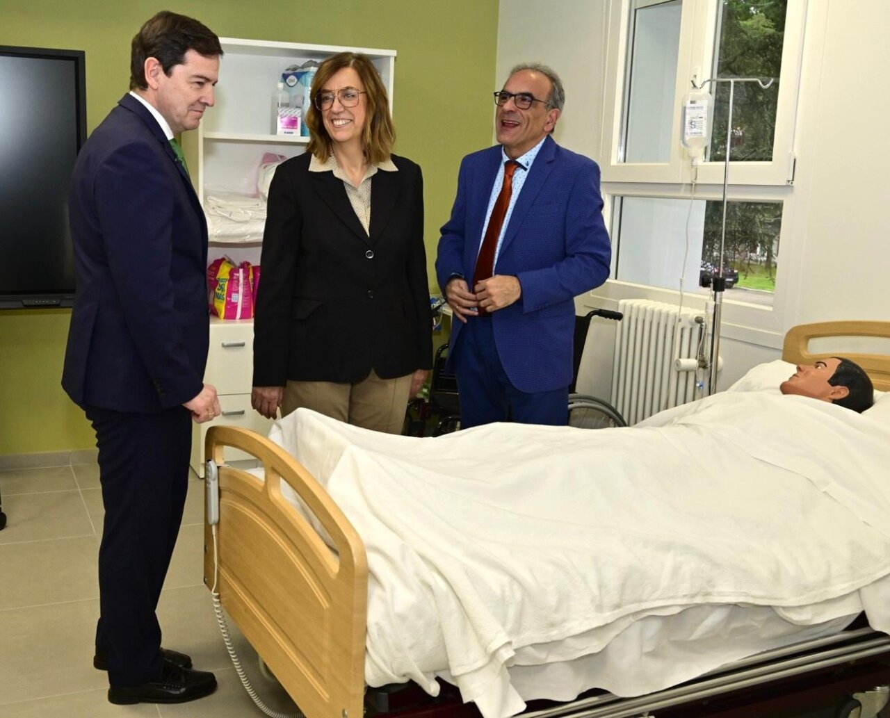 Inauguración de la Escuela de Enfermería en Palencia con autoridades presentes.
