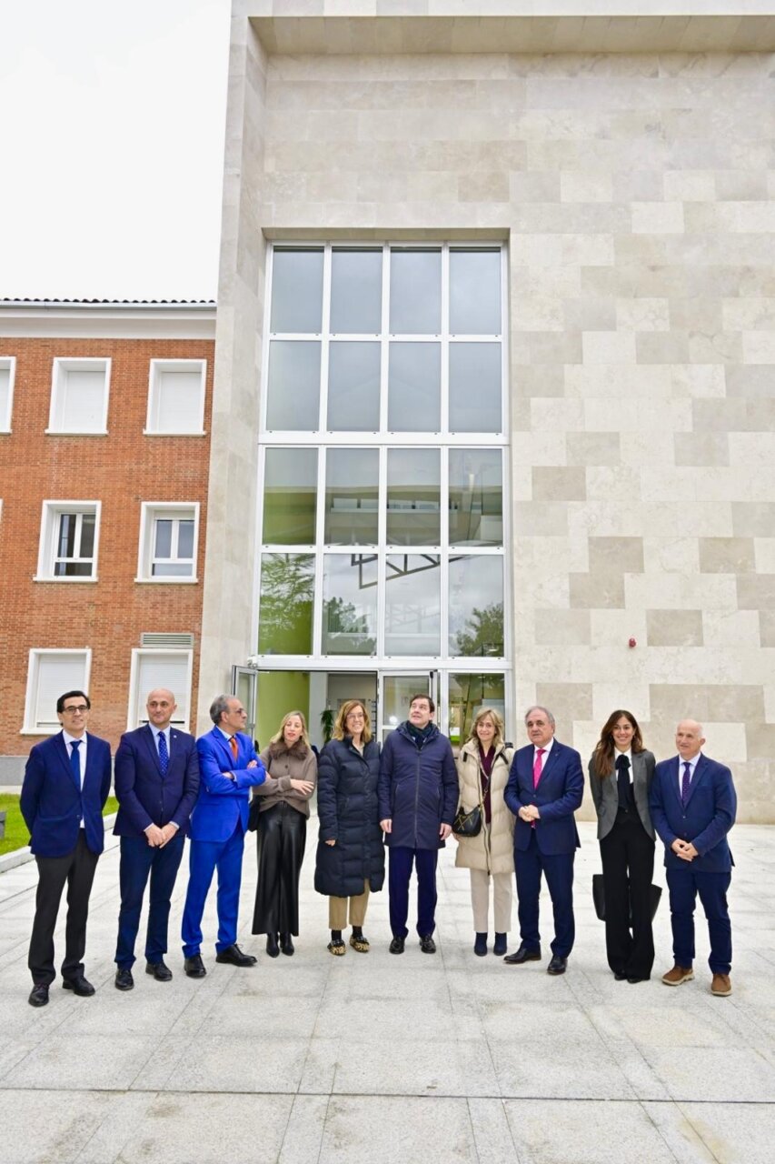 Inauguración de la modernización de la Escuela de Enfermería en Palencia con autoridades presentes.