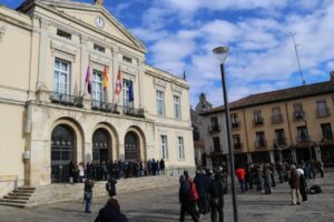 Minuto de silencio en la Plaza Mayor de Palencia por víctimas de accidente ferroviario.