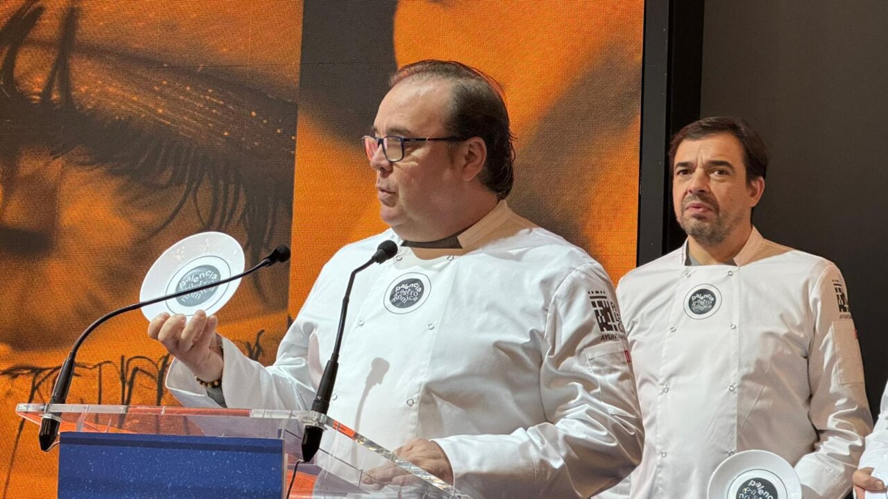 Chef presentando el sello de calidad Palencia Gastronómica en un evento.