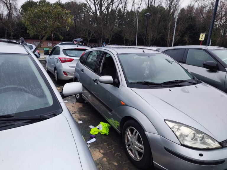 Coches vandalizados en el aparcamiento del Museo del Agua en Palencia