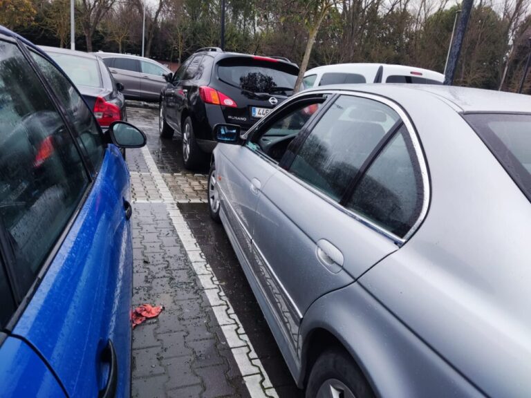 Varios coches estacionados en el aparcamiento del Museo del Agua en Palencia.