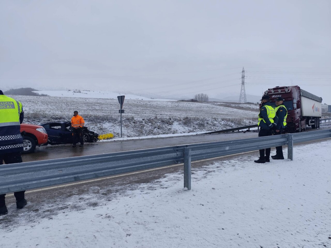 Accidente de tráfico entre un camión y un turismo en la CL-626 en Guardo