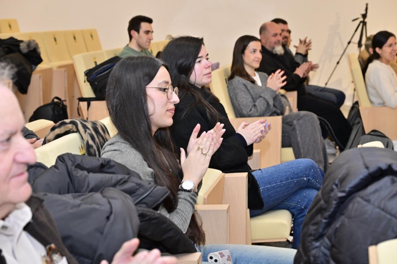 Grupo de alumnos aplaudiendo en la formación de España Latente en Guardo