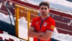 Abel Pascual posando con la camiseta del Borac Banja Luka en un campo de fútbol