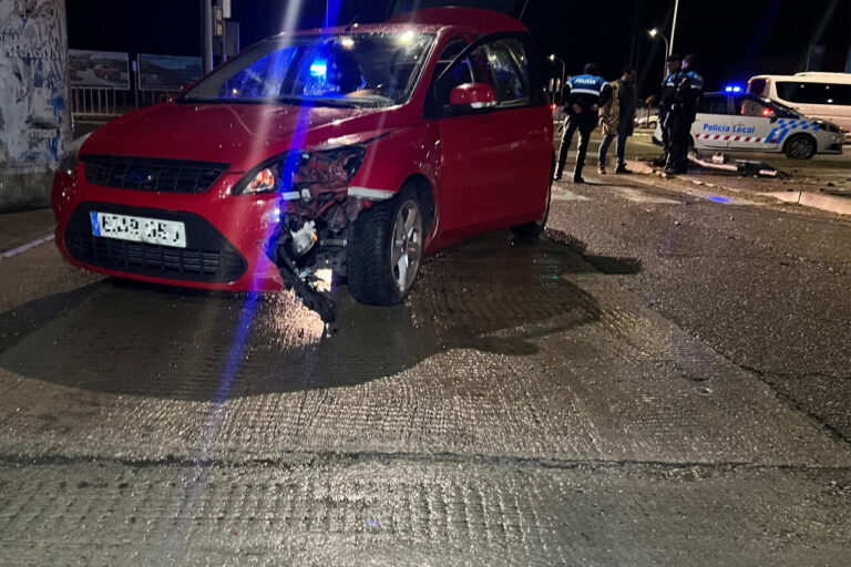 Vehículo rojo dañado tras un accidente de tráfico en Palencia