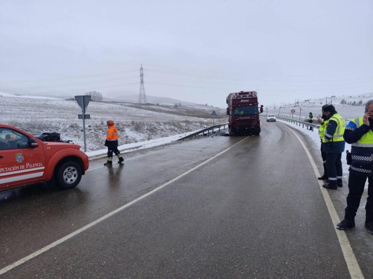 Accidente de tráfico entre un camión y un turismo en la CL-626 en Guardo
