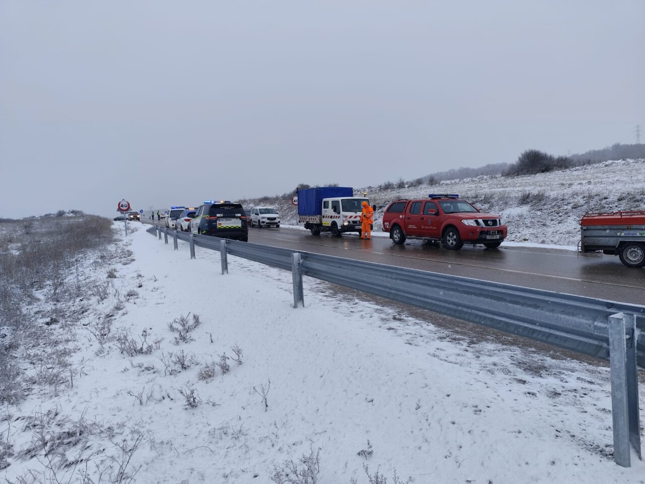 Accidente de tráfico en la CL-626 con vehículos de emergencia en la nieve
