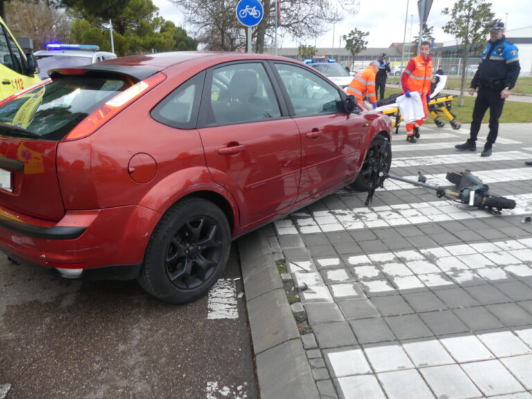 Accidente de tráfico entre un coche y un VMP en la avenida Cataluña