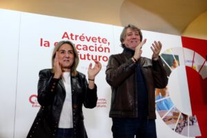 Ministra de Educación aplaudiendo en un evento en Valladolid