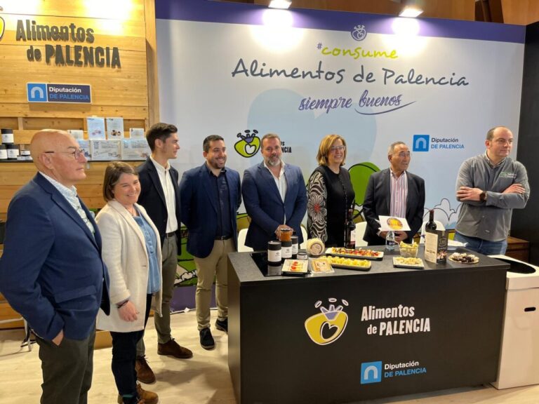 Grupo de personas en el stand de Alimentos de Palencia en feria