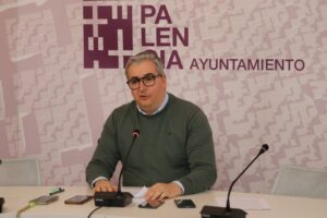 Antonio Casas presentando la nueva ordenanza de protección animal en Palencia