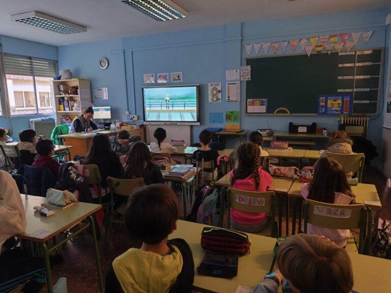 Clase de alumnos aprendiendo sobre el ciclo urbano del agua