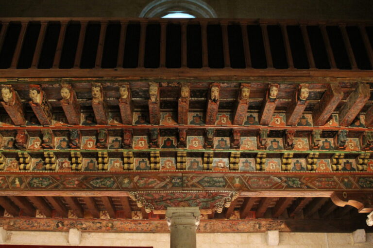Artesonado decorado de la Iglesia de Santa María en Fuentes de Nava