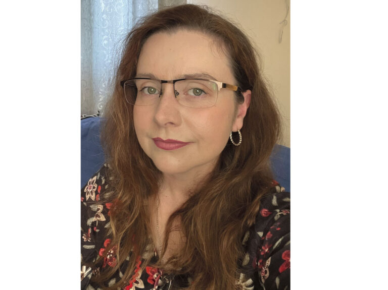 Retrato de Tess Curtis, escritora de novelas románticas contemporáneas.