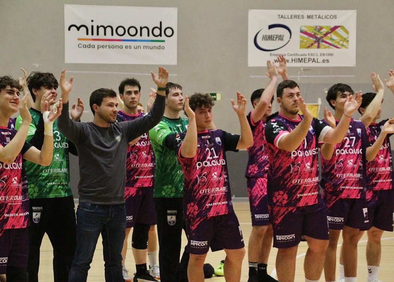 Jugadores del Balopal celebrando tras un partido de balonmano