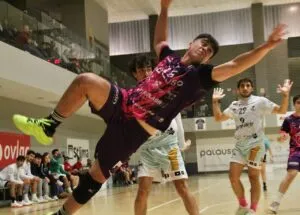 Jugadores del Balopal en un partido de balonmano contra Viana.