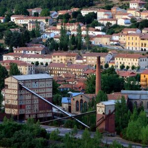 Vista panorámica de Barruelo de Santullán con edificios y naturaleza.