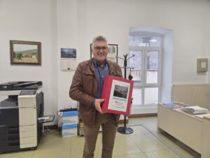 Alcalde de Barruelo de Santullán sosteniendo un documento importante