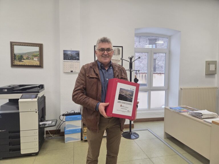 Alcalde de Barruelo de Santullán sosteniendo un documento importante