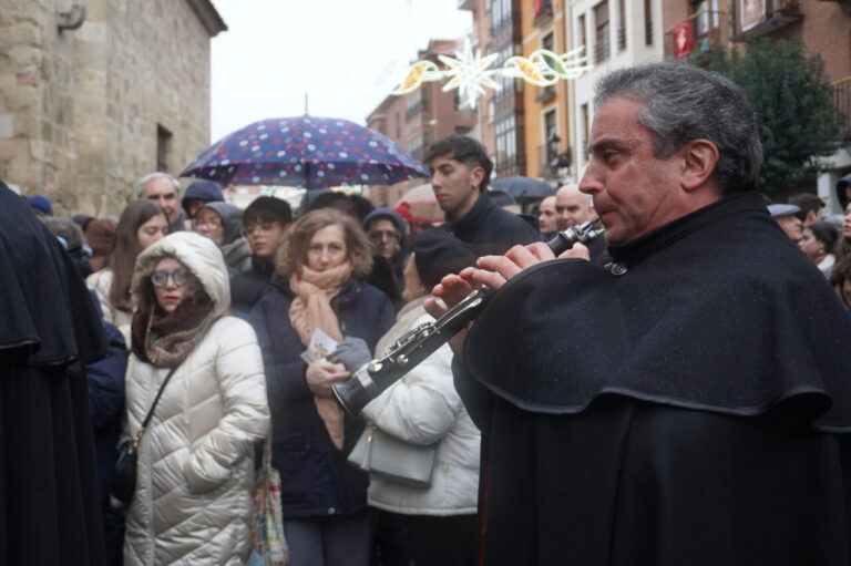 Hombre tocando un instrumento en un bautizo en San Miguel