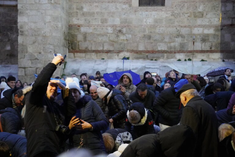 Multitud de personas en un evento de bautizo en San Miguel