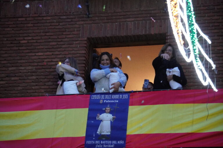 Celebración del bautizo del niño en San Miguel con personas en un balcón