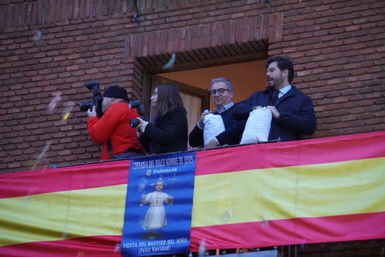 Fotografía del bautizo del niño en San Miguel con personas y banderas