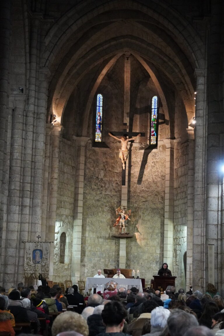 Ceremonia de bautizo en la iglesia San Miguel con asistentes.