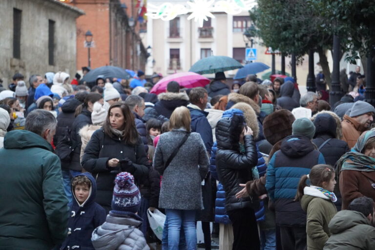 Multitud en el bautizo del niño en San Miguel con paraguas