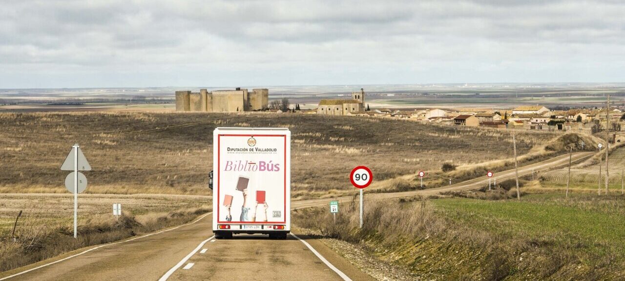 Bibliobús en ruta por el medio rural de Castilla y León