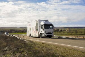 Bibliobús circulando por carretera en Villalba de los Alcores