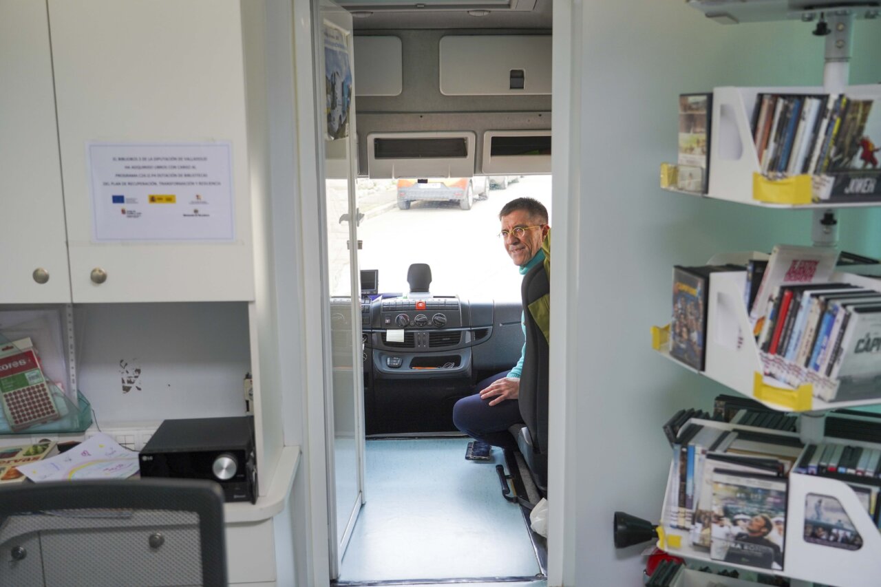 Interior de un bibliobús con un bibliotecario sonriendo