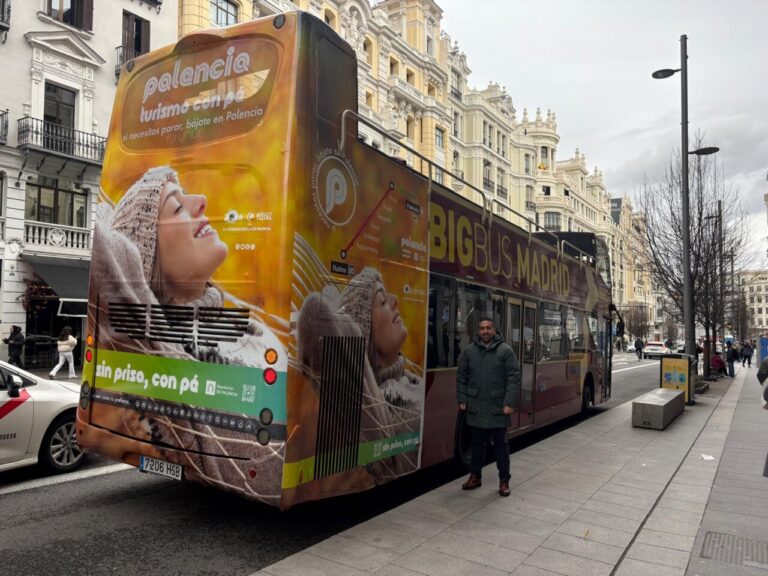 Autobús turístico de Palencia en Madrid con publicidad colorida