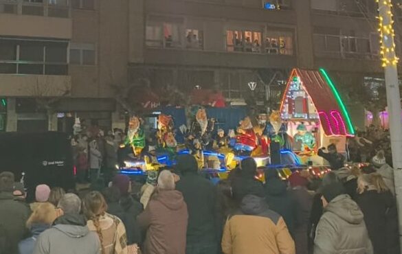 Desfile de la cabalgata de Reyes Magos en Palencia con Moby Dick