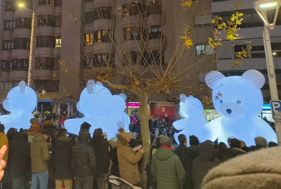 Espectáculo de la cabalgata de Reyes Magos en Palencia con figuras luminosas