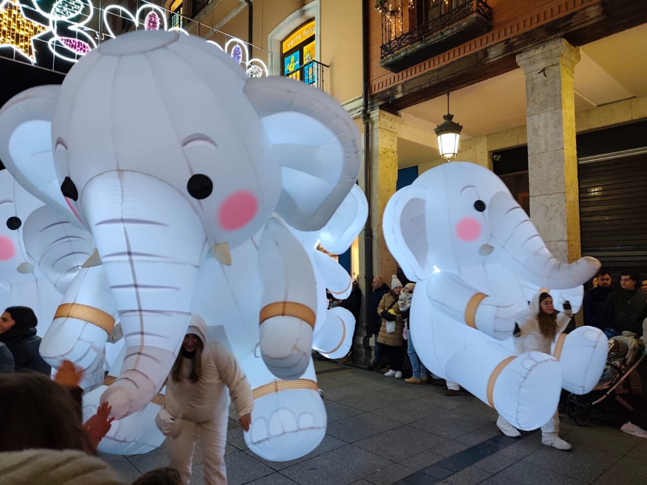 Espectáculo de la cabalgata de Reyes con una ballena Moby Dick en Palencia