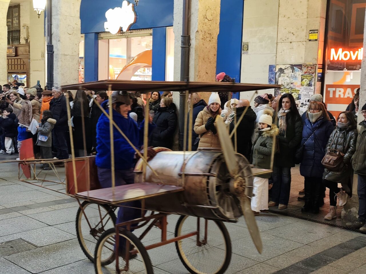 Participantes en la cabalgata de Reyes en Palencia con un espectáculo de Moby Dick.