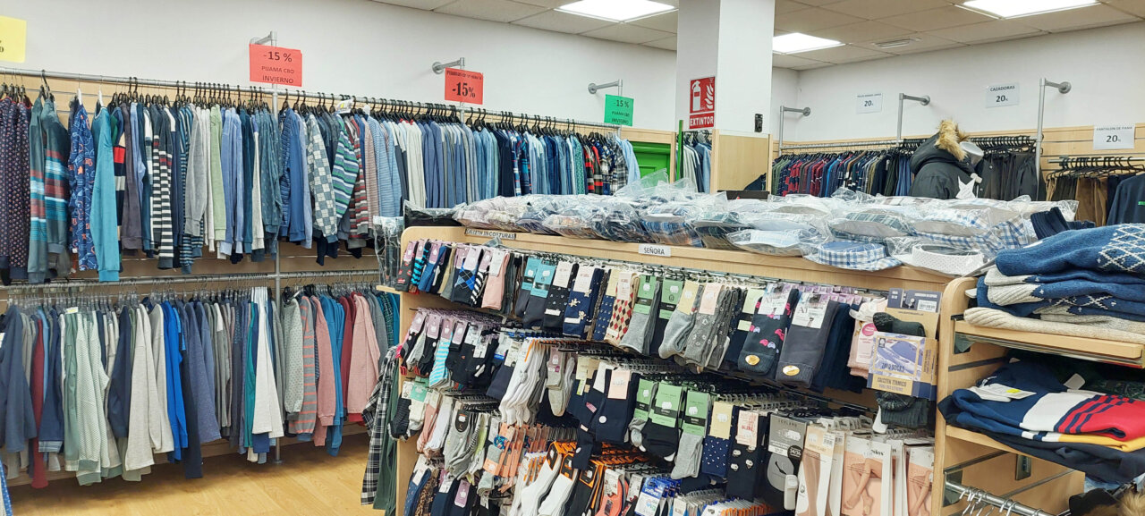 Interior de la tienda Cadena Q con ropa de invierno en exhibición