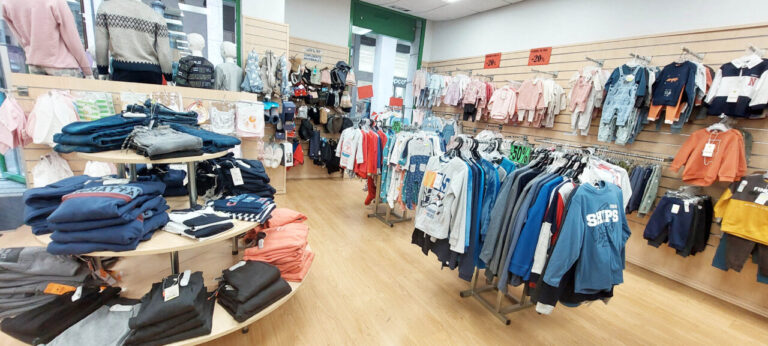 Interior de la tienda Cadena Q con ropa de invierno en exposición