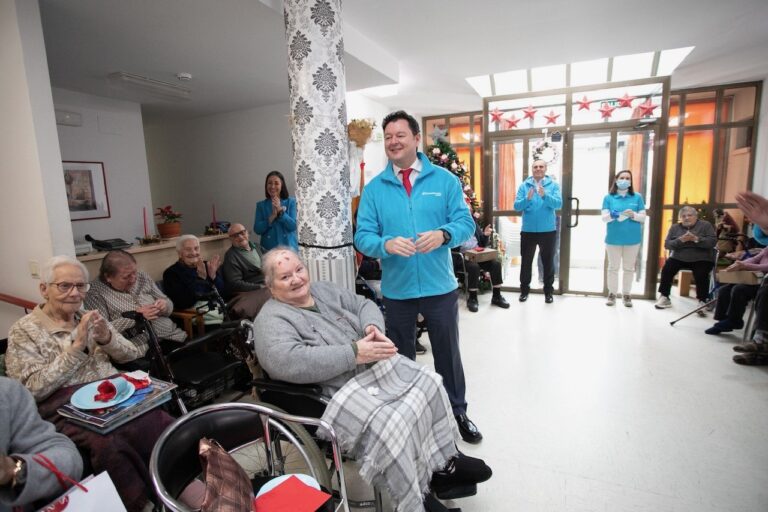 Entrega de regalos a niños y personas mayores en Castilla y León