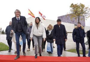 Carlos Martínez y otros asistentes en un evento público en Palencia