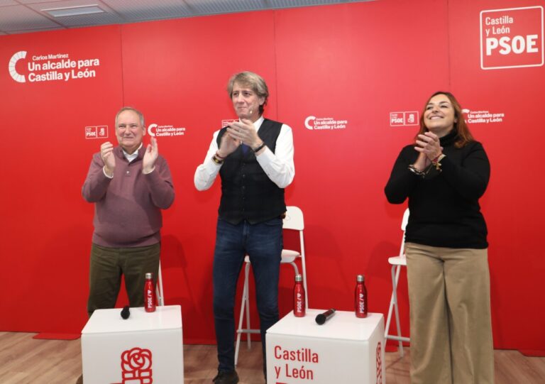Carlos Martínez y otros miembros del PSOE en un evento en Palencia