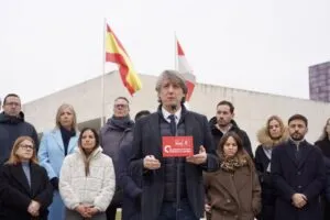 Carlos Martínez presenta su equipo electoral en Valladolid con banderas de España.