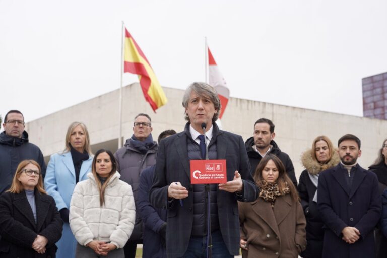 Carlos Martínez presenta su equipo electoral en Valladolid con banderas de España.
