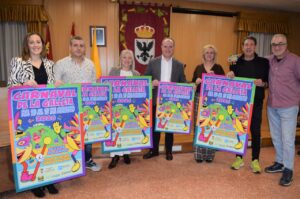 Personas sosteniendo carteles del Carnaval de la Galleta 2026 en Aguilar de Campoo
